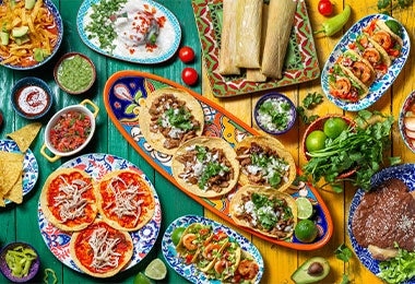 Variedad de platos mexicanos en una mesa. 