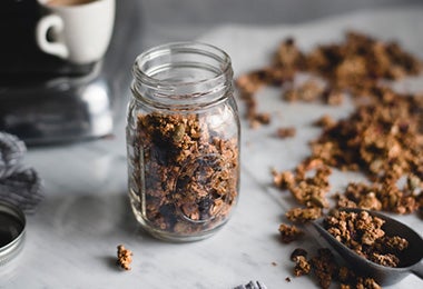 Vaso de vidrio con granola 