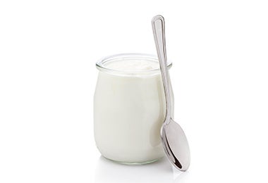 Vaso de yogurt y cuchara alimentos fermentados 