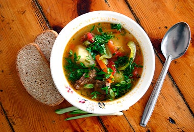 Prepara sopas para comer vegetales en el día a día.