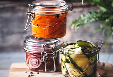 Tarro con vegetales conservados en salmuera.