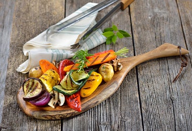 Verdura caliente preparada con cortador de alimentos.  