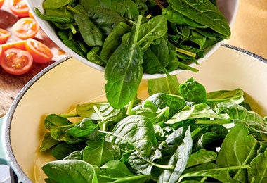 Ensalada de espinacas para acelerar el metabolismo.