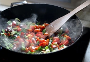 Verduras frescas cocinándose en wok para hacer chutney de mango y otras variantes
