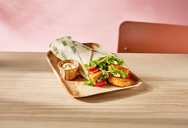 Wrap hecho con tortilla de dieta sobre bandeja y con dip de ajo.