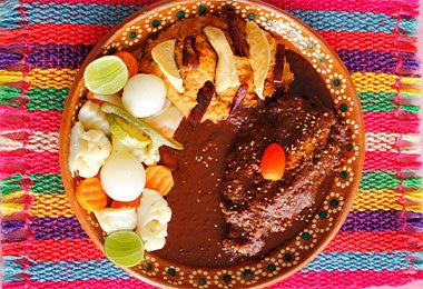 Mole y frijoles Chamorro en mole y frijoles.