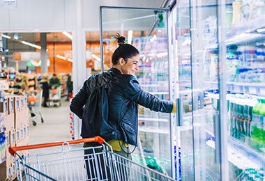 Mujer comprando. Mujer joven de compras en el supermercado.