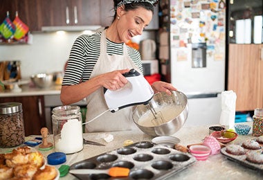Mujer pastelera preparando deliciosa crema.