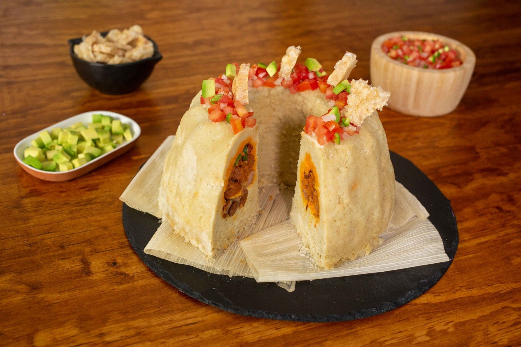 Rosca de tamal con frijoles charros