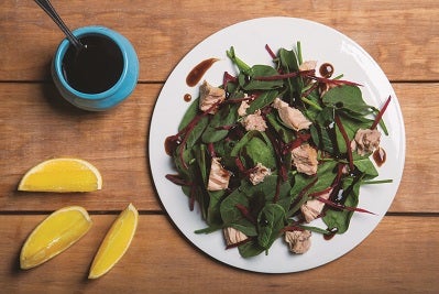 Ensalada con espinaca, berro y atún