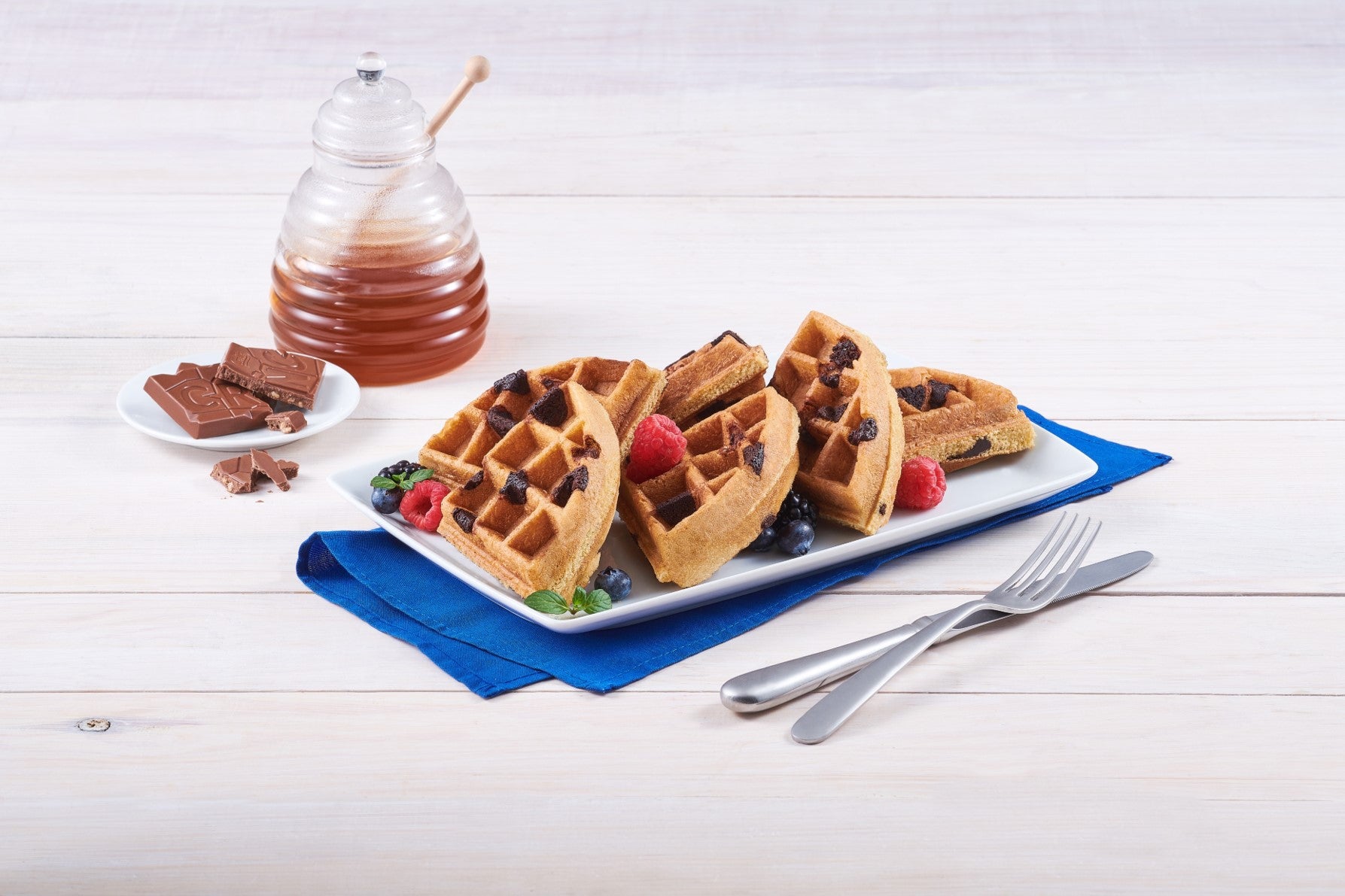 WAFFLES CRUNCH preparados con Leche Evaporada CARNATION® CLAVEL®