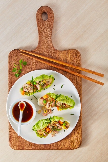 Tacos de lechuga con atún