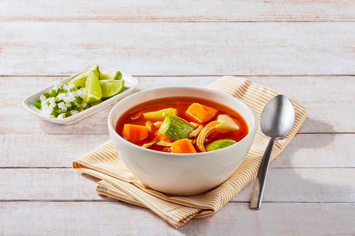 Sopa de verduras con pollo Recetas Nestlé