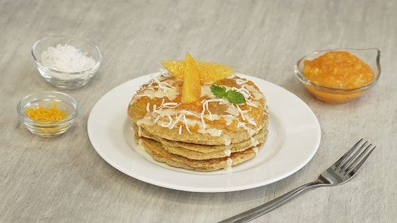 Hot cakes con naranja y coco