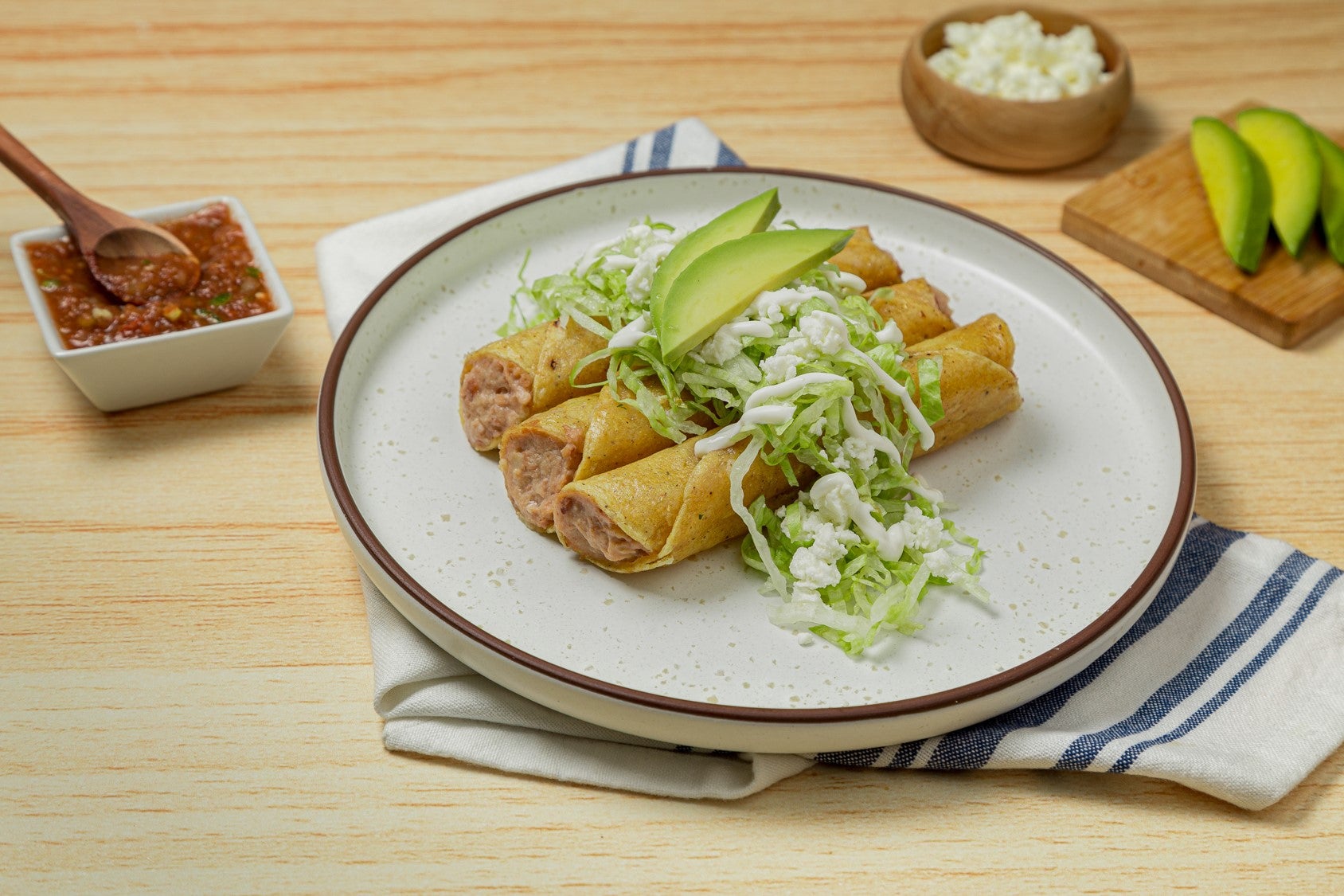 Tacos Dorados de Frijol con Queso