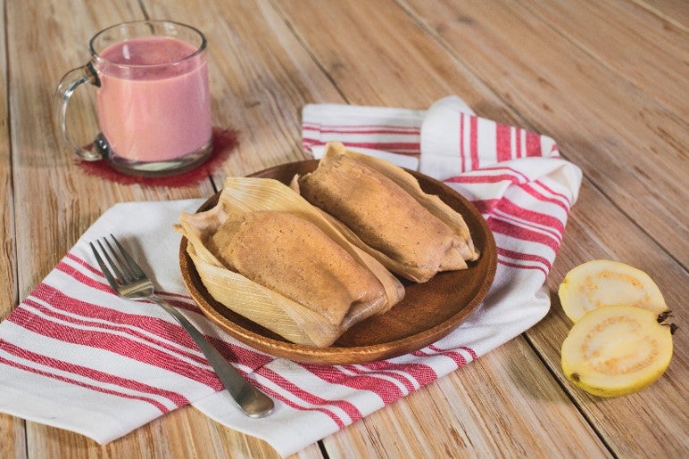 TAMAL de GUAYABA con PILONCILLO preparado con Leche Evaporada CARNATION® CLAVEL®