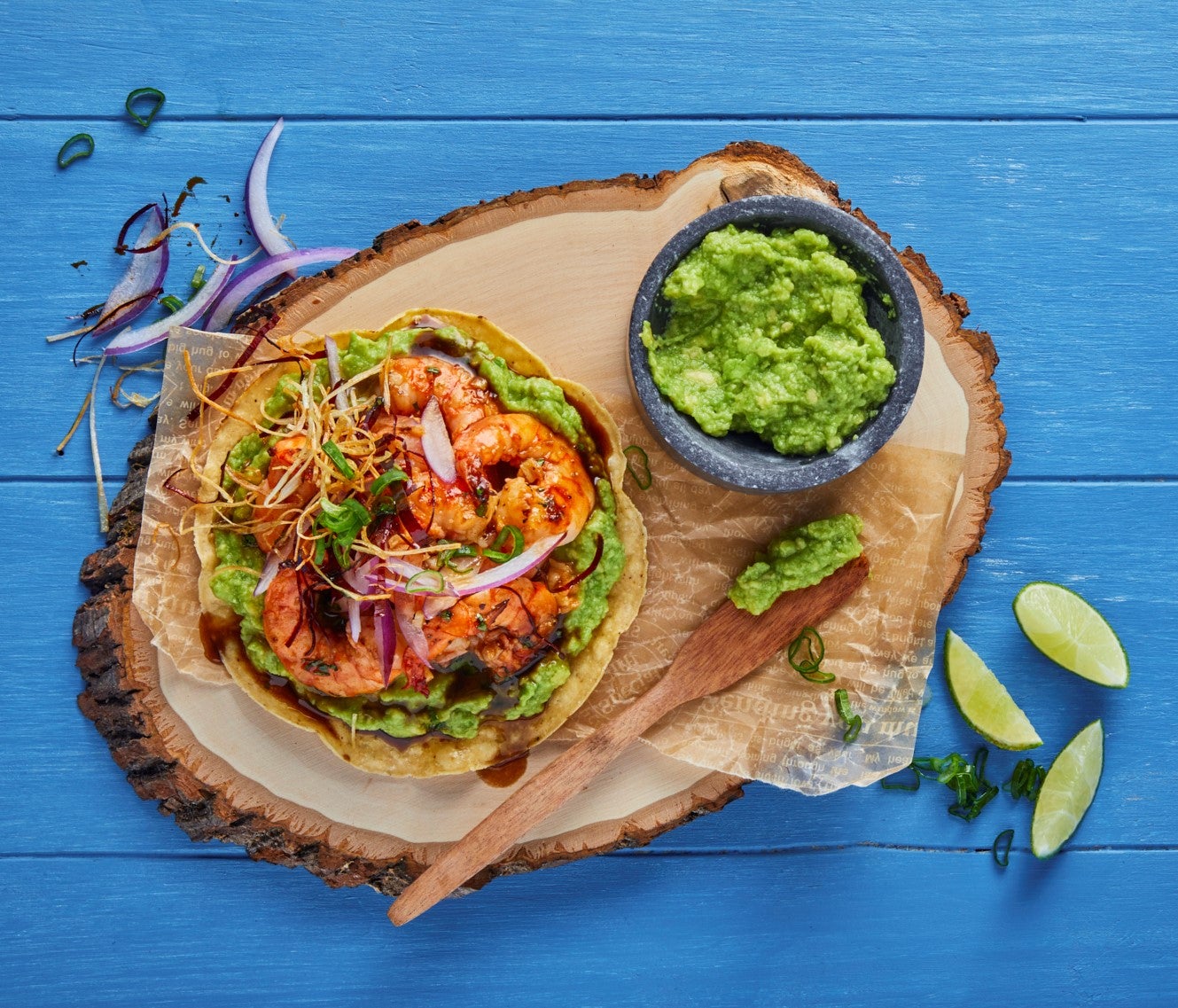 Tostada de camarón con aguacate