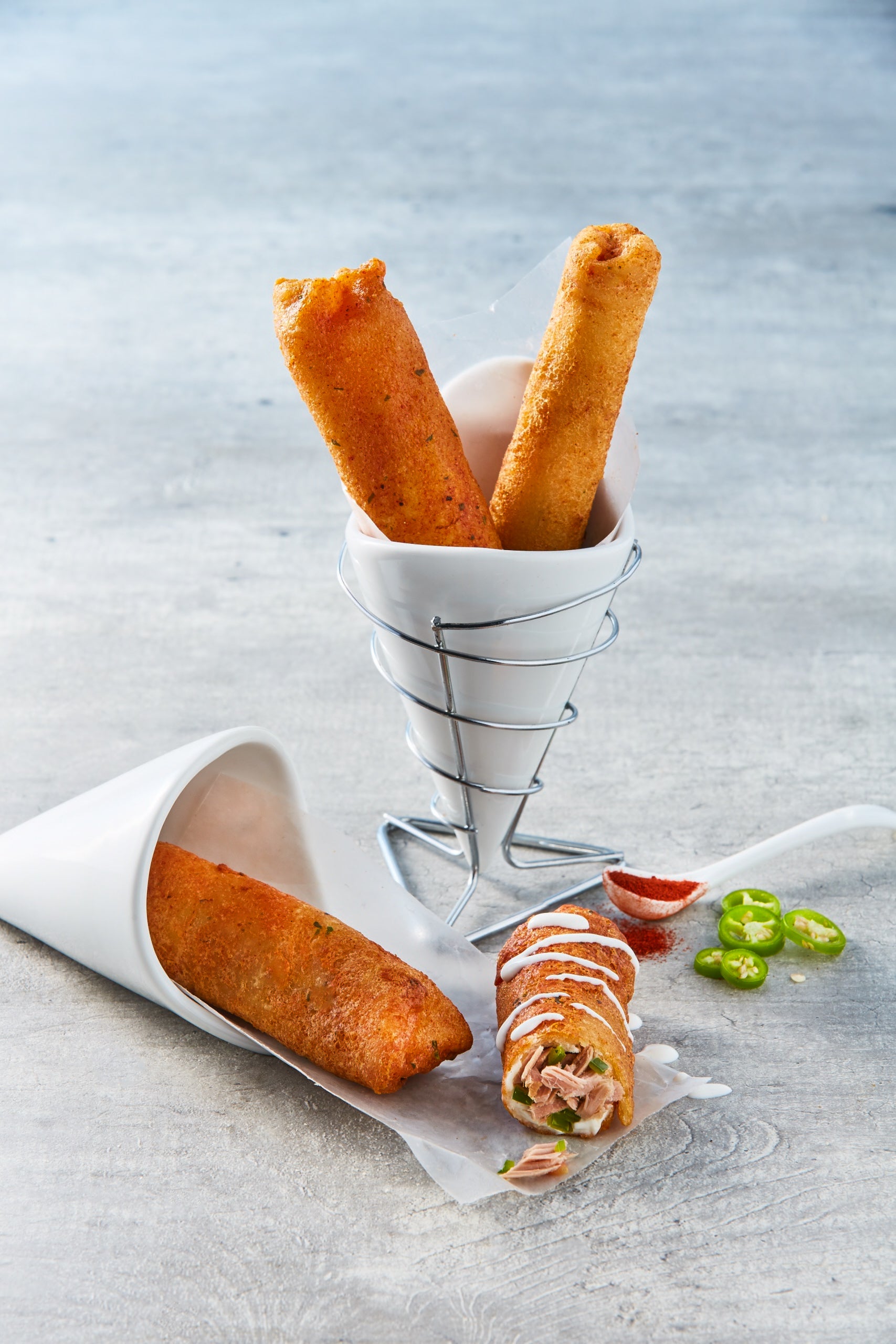 Rollos crujientes de atún con queso