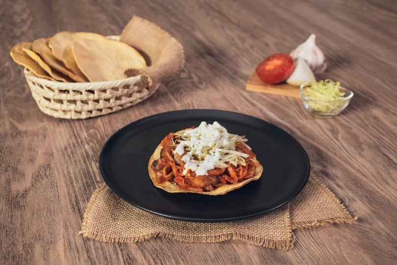 TOSTADAS de TINGA con COL preparados con CONSOMATE®