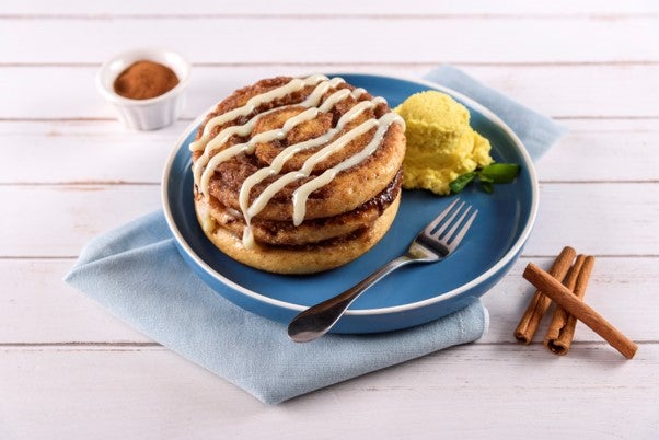 CINNAMON ROL HOT CAKES preparados con Leche Evaporada CARNATION® CLAVEL®.