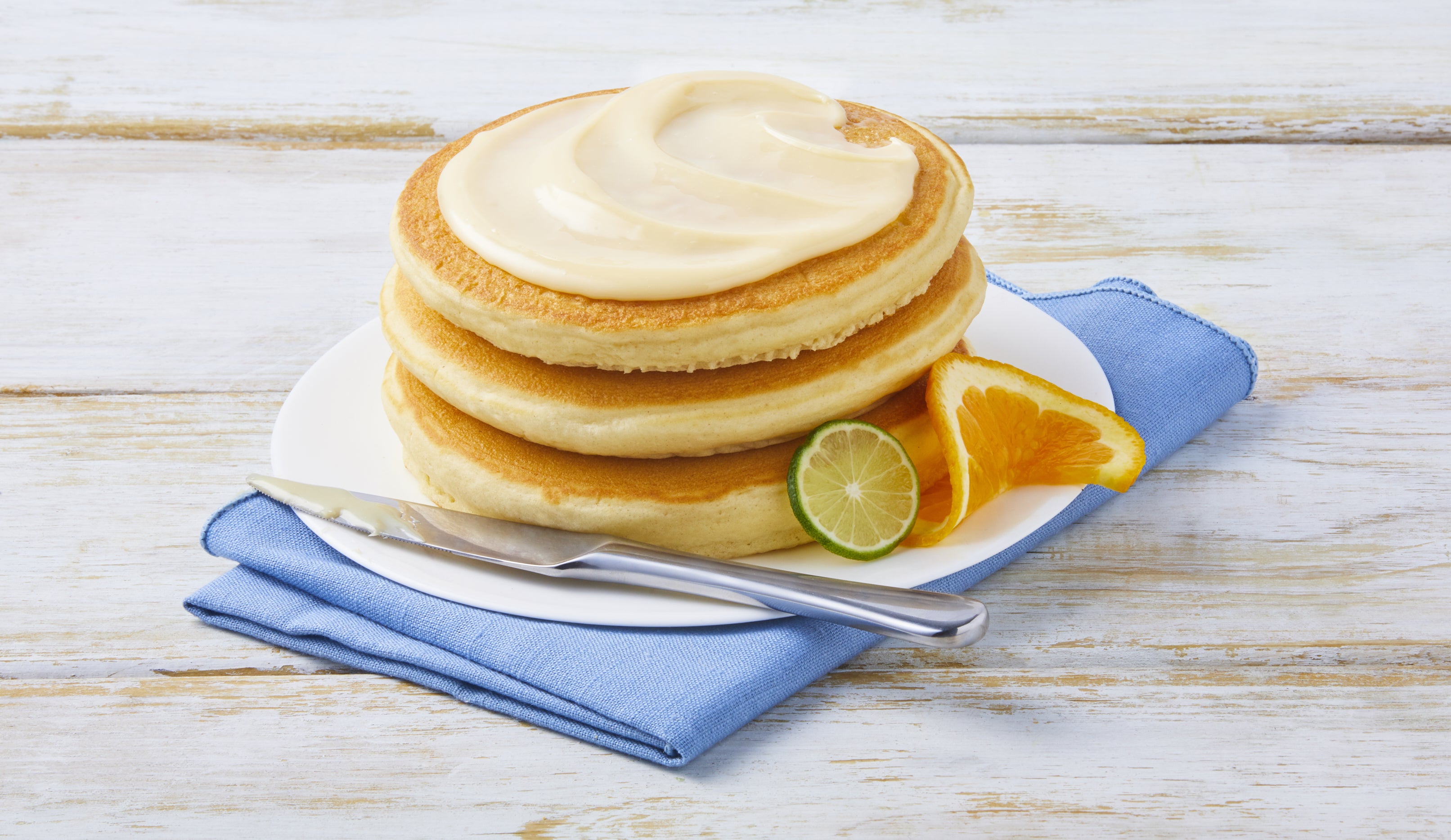 HOT CAKES CON NARANJA