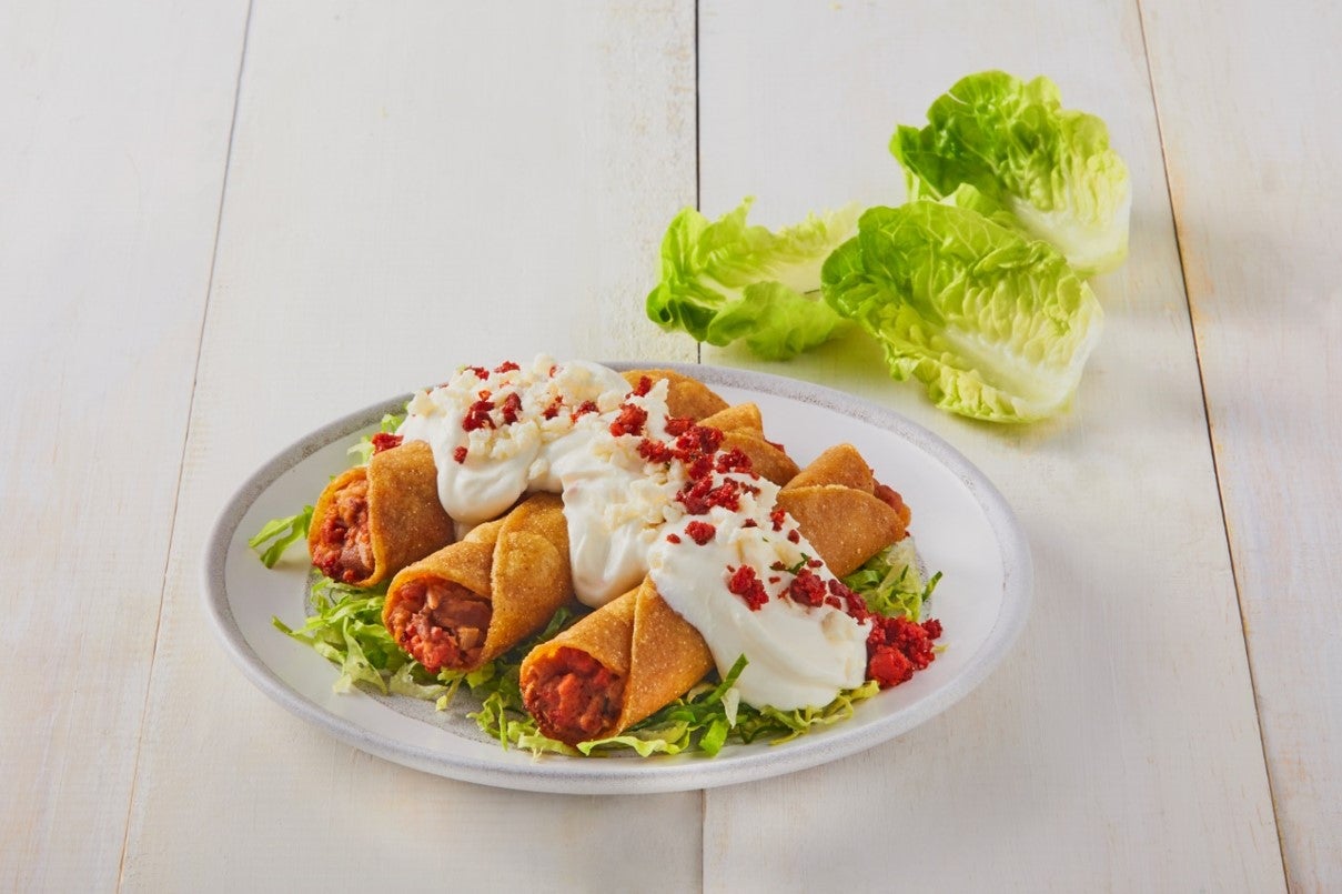 Tacos dorados de frijol con chorizo