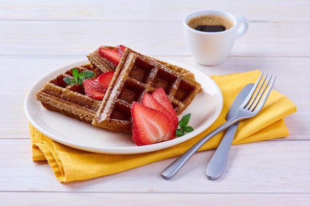 WAFFLES de CHOCOLATE preparados con Leche Evaporada CARNATION® CLAVEL®.