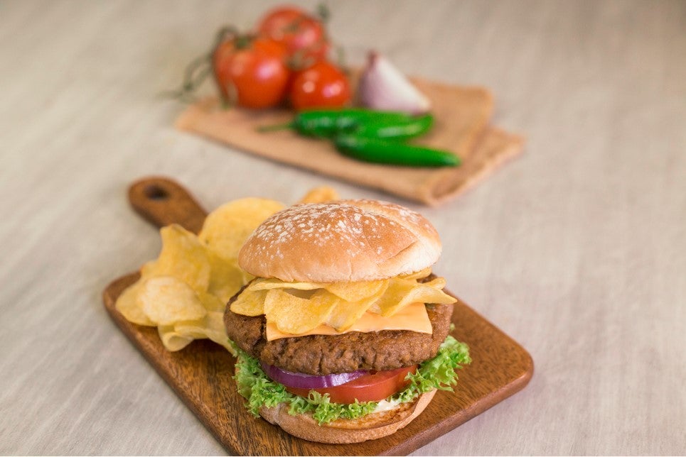 HABURGUESA CRUJIENTE al JALAPEÑO preparada con Jugo MAGGI®