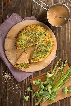 tortilla de espárrago, ejote y brocoli con salsa de ajonjolí