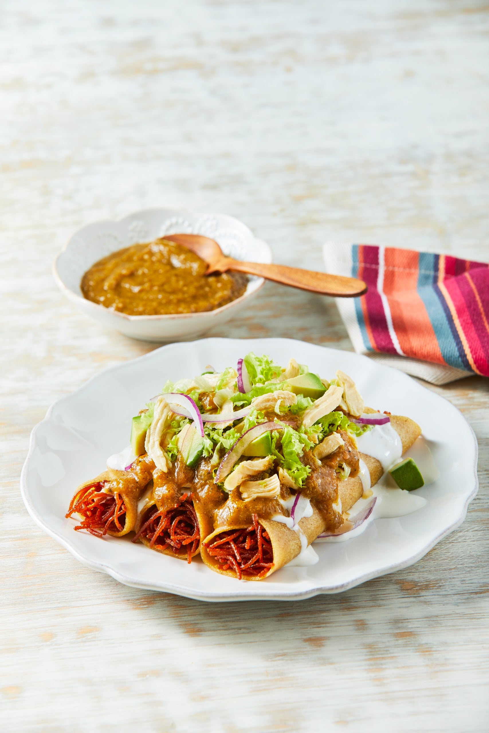 Tacos dorados de fideo seco con pollo