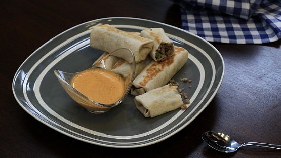 Burritos de carne con dip de chorizo