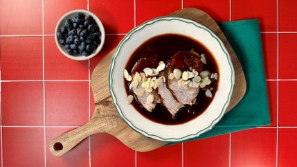 Lomo de Cerdo con Arándanos y Salsas Negras