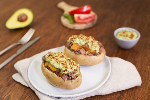 Papa rellena con carne y guacamole