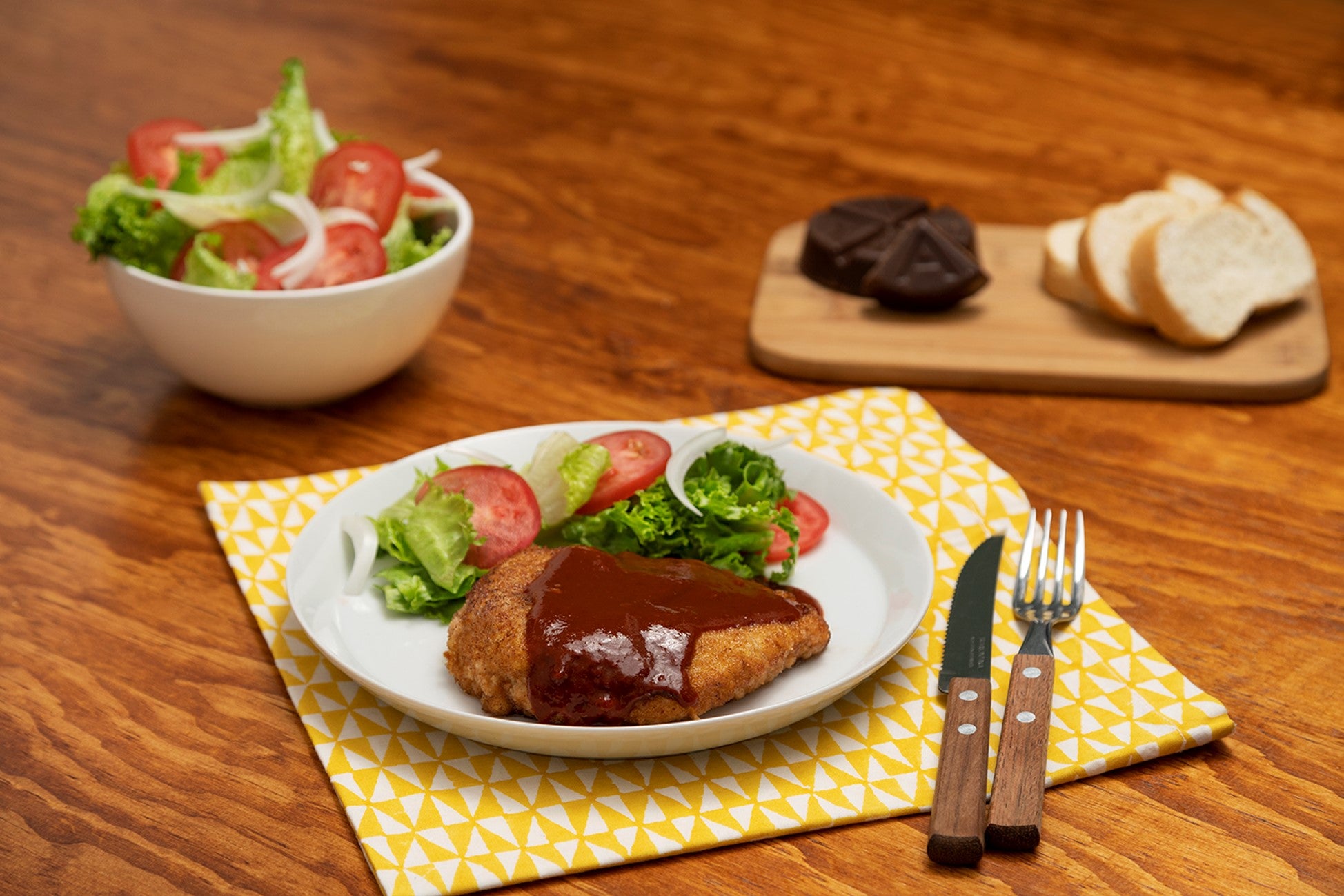 Milanesa de pollo con adobo de chocolate