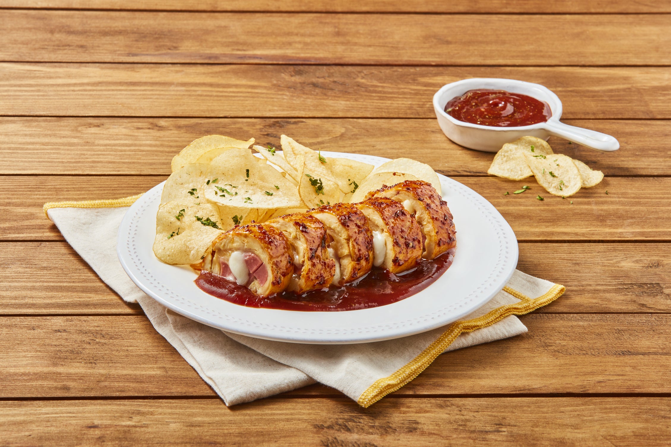 Rollo de pollo con salchichas y queso