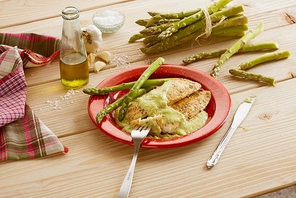 Filete de pescado en salsa de espárragos