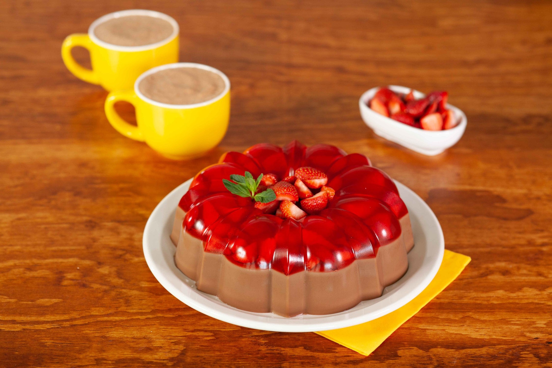 Gelatina de chocolate con fresas y menta Recetas Nestlé