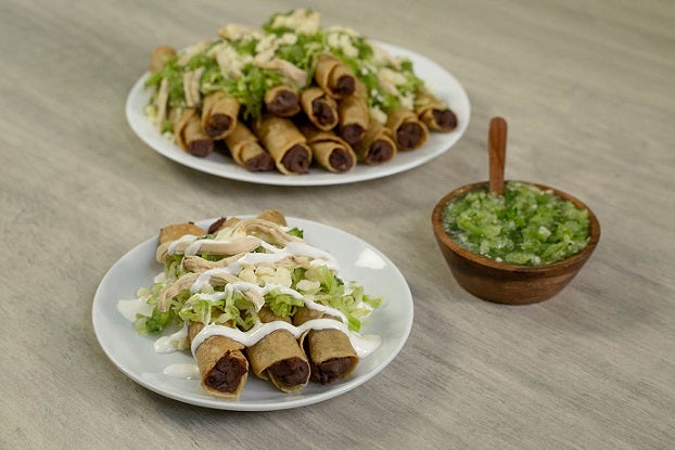 Tacos dorados de frijol con pollo