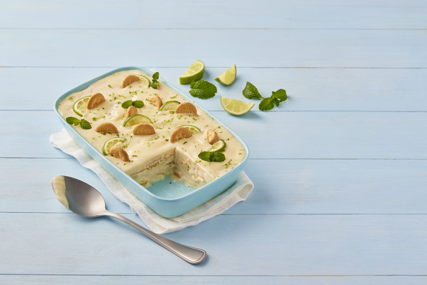 Carlota de limón con Leche Condensada LA LECHERA® y Leche Evaporada CARNATION® CLAVEL®