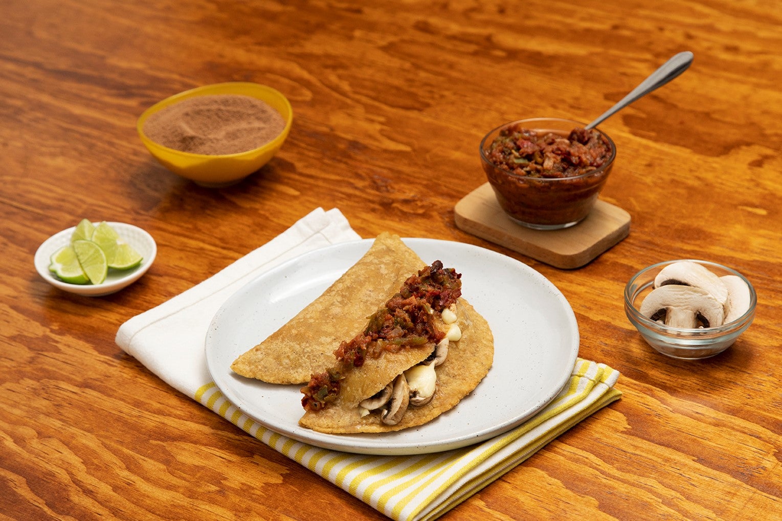 Quesadillas con salsa tatemada de chocolate