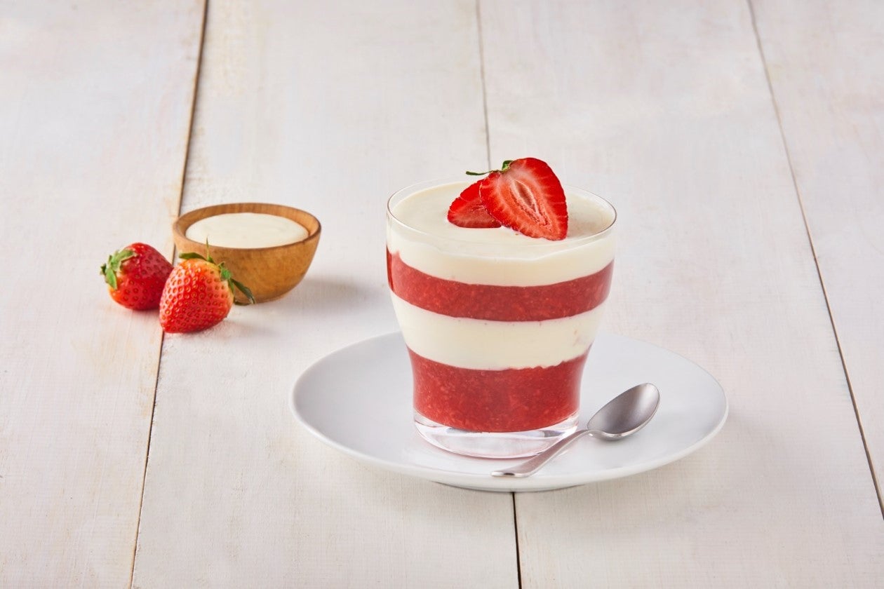 Clásico Postre de Fresas con Crema Recetas Nestlé