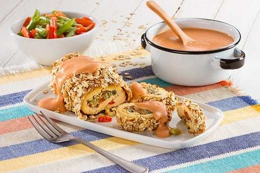 Rollo de pechuga empanizada con salsa de jitomate