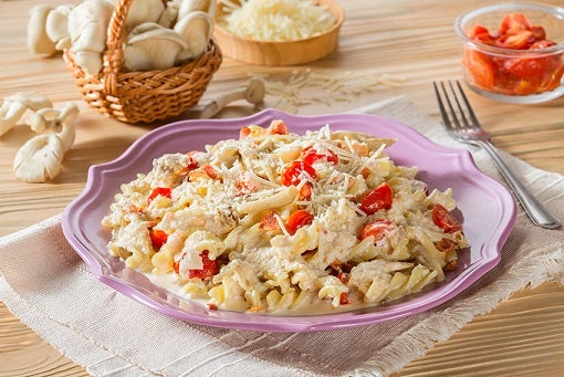 fusilli con setas y tocino