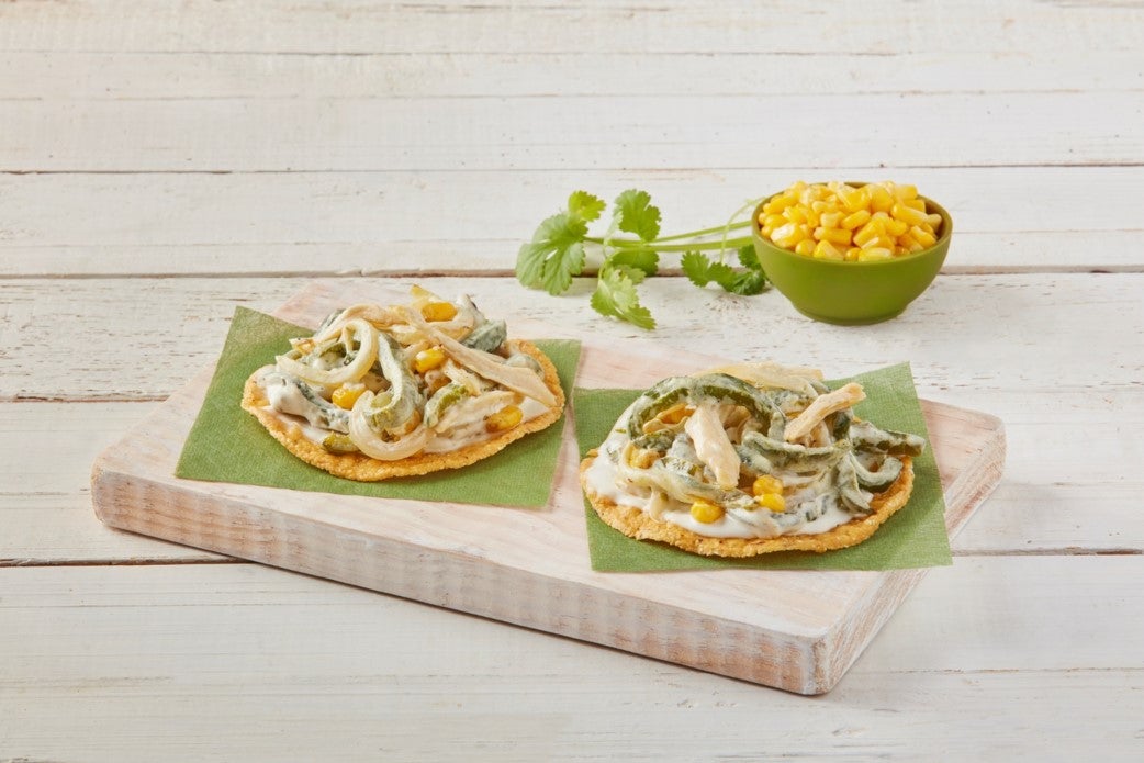 Tostadas de rajas con requesón