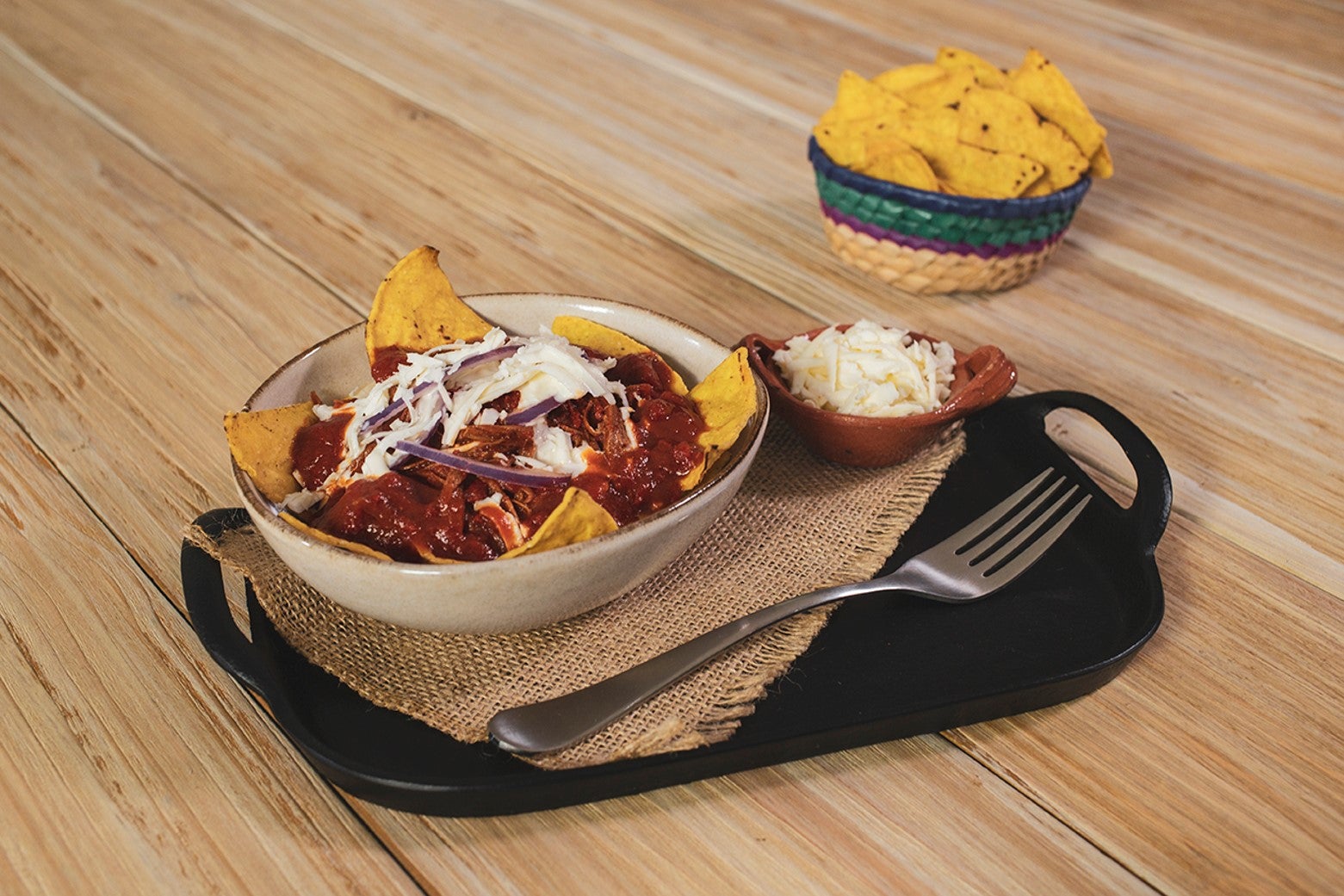 Chilaquiles con salsa de chorizo