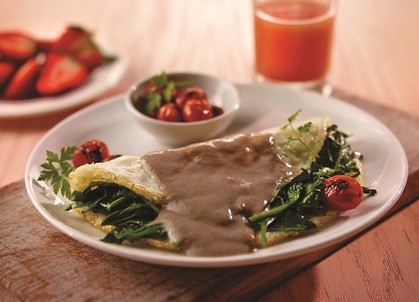 Omelette de claras y espinacas con salsa de champiñones