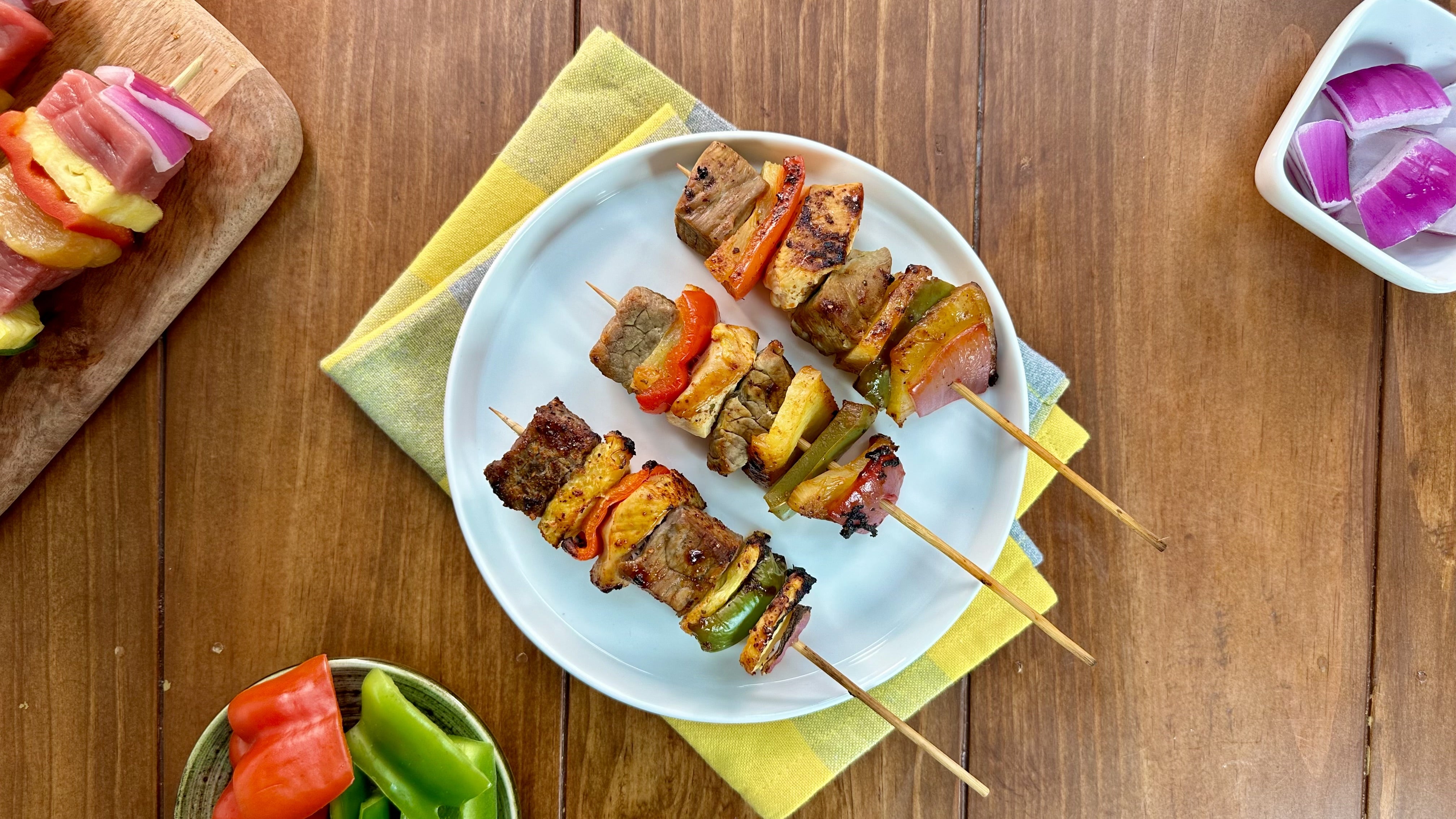 Brocheta de carne y pollo