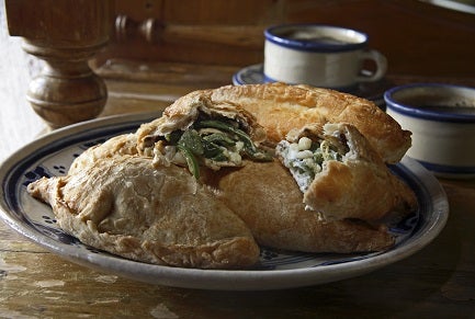 Pastes rellenos de rajas con crema