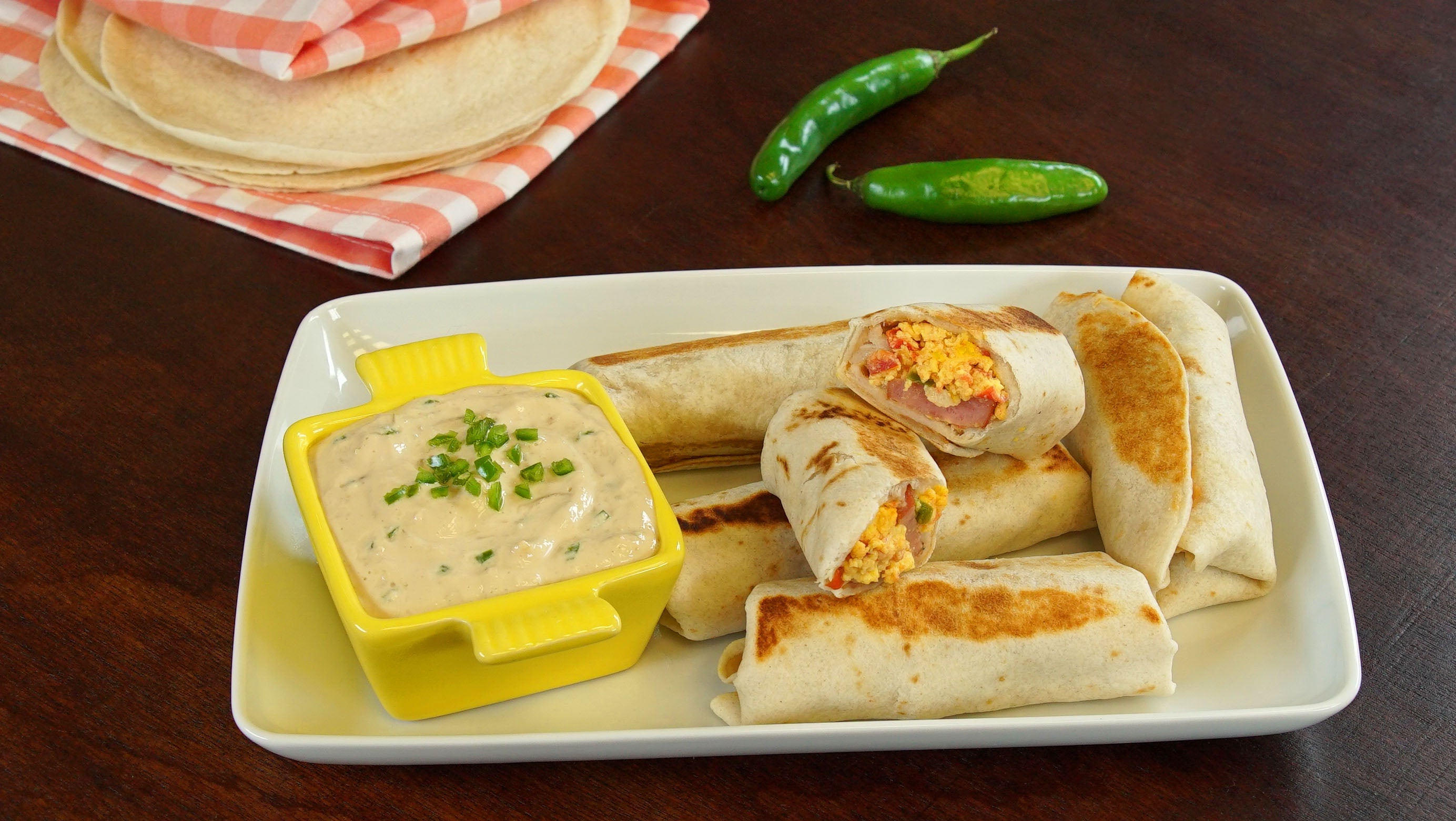 BURRITOS DE HUEVO CON DIP DE CHILES TOREADOS