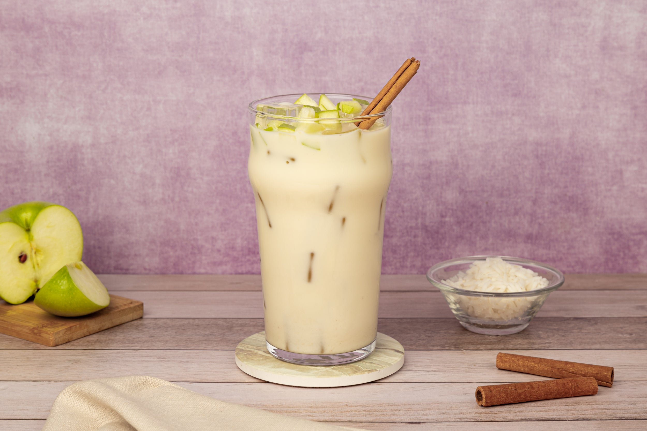 Agua de horchata con manzana y canela